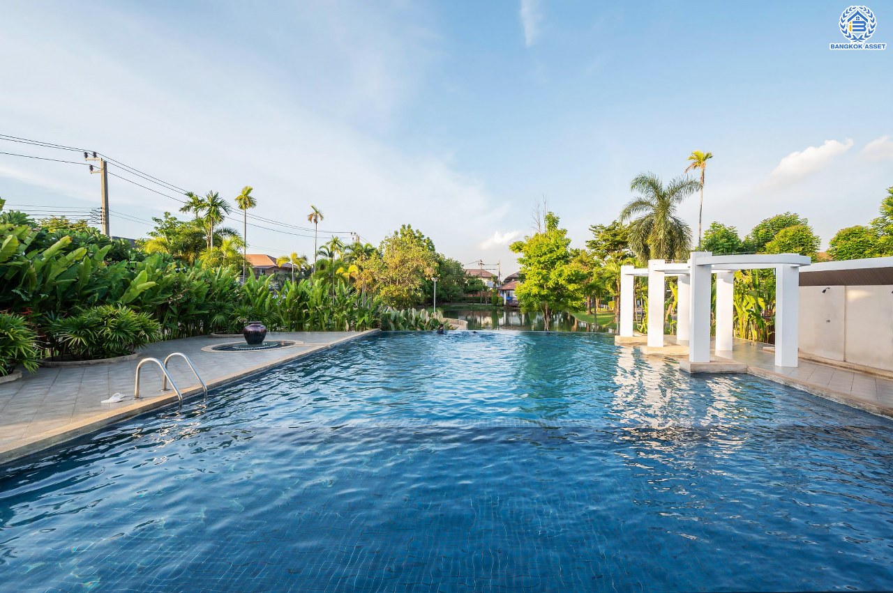 บ้านมือสองตกแต่งใหม่ โครงการ เดอะเวอรีเดียนโฮม กาญจนาภิเษก เนื้อที่กว้าง 75 ตร.ว. ฟังก์ชัน 3 ห้องนอน 4 ห้องน้ำ 1 ห้องอเนกประสงค์ 1 ห้องแม่บ้าน จอดรถได้ 2 จอด บนทำเลดี ติดถนนกาญจนาภิเษก เชื่อมต่อถนนรัตนาธิเบศร์ ถนนนครอินทร์ ถนนกาญจนาภิเษก ใกล้รถไฟฟ้าสายสีม่วง "สถานีตลาดบางใหญ่" และจุดขึ้นทางด่วน "ศรีรัช"...